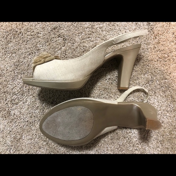 Karen Scott Gold / Cream Linen Heels - Picture 2 of 3
